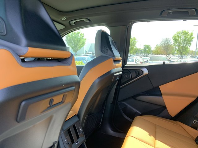 Vehicle image 33 of 37