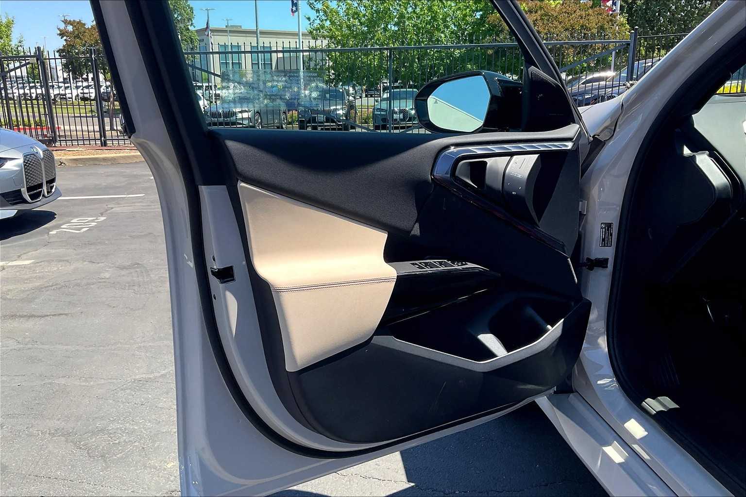 Vehicle image 14 of 35