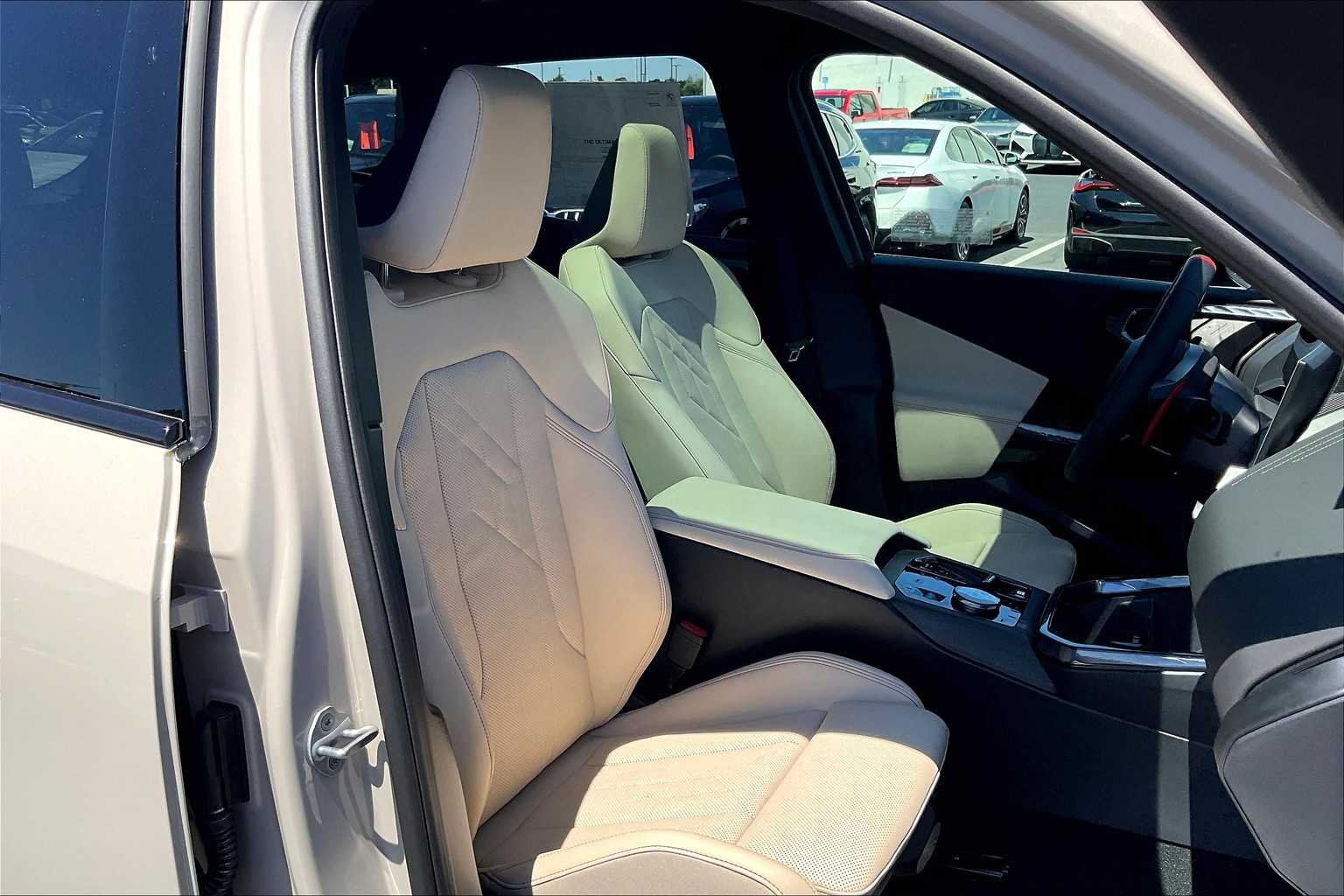 Vehicle image 10 of 35
