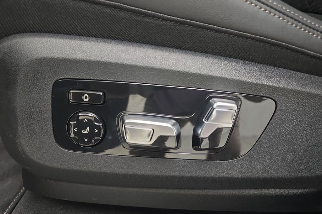 Vehicle image 13 of 31