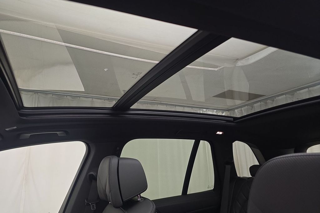 Vehicle image 23 of 31