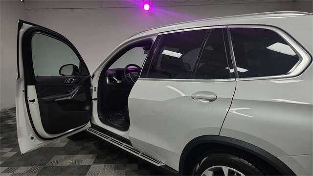 Vehicle image 16 of 24