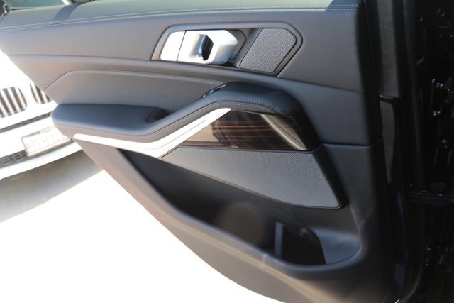 Vehicle image 32 of 37
