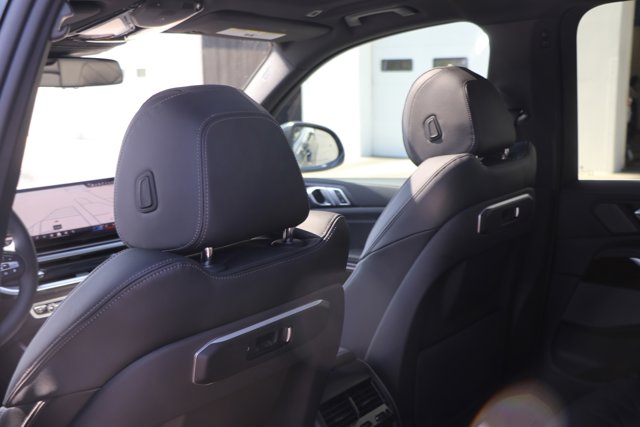 Vehicle image 33 of 37