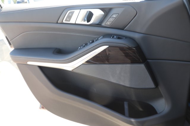 Vehicle image 25 of 37