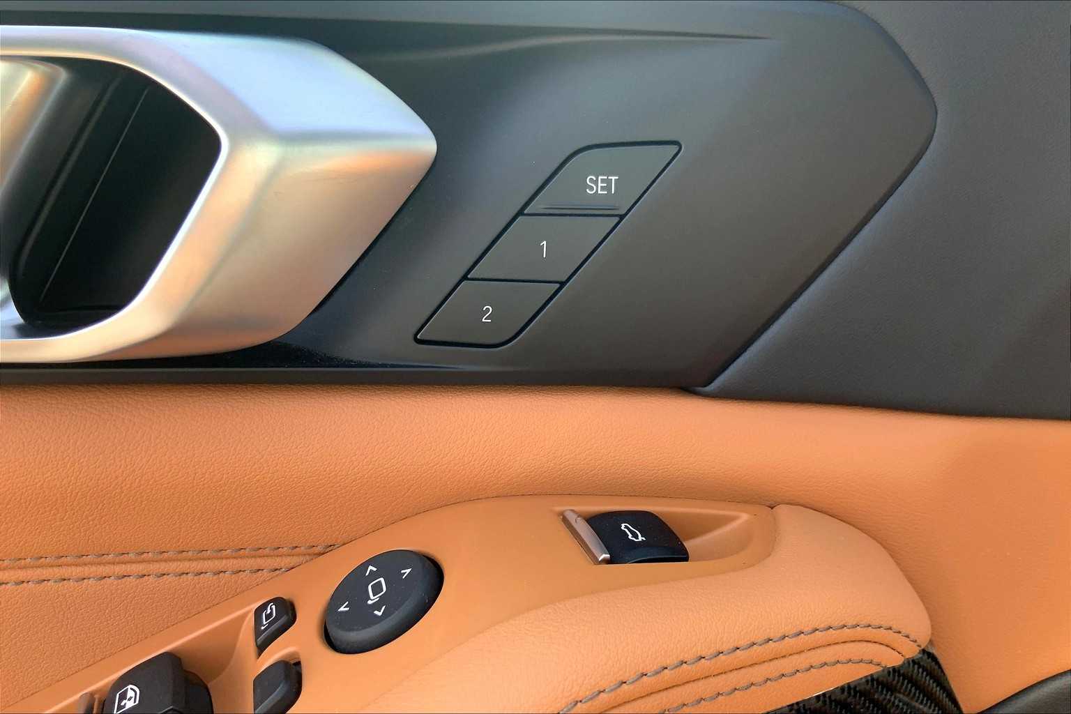 Vehicle image 17 of 19