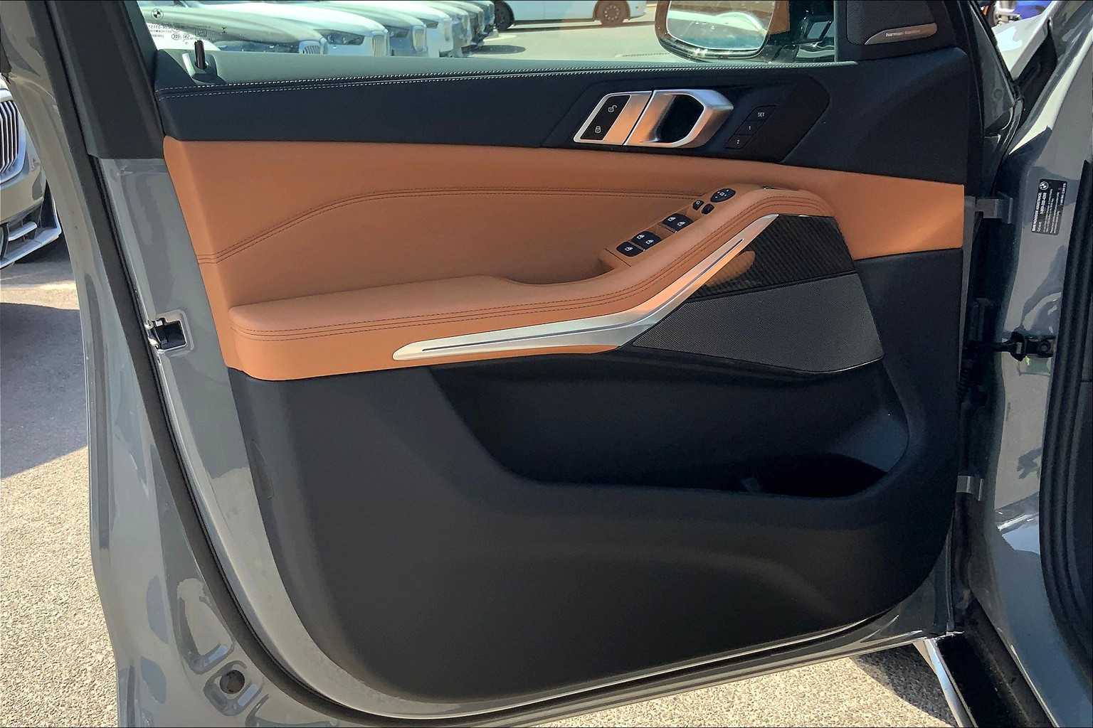 Vehicle image 11 of 19