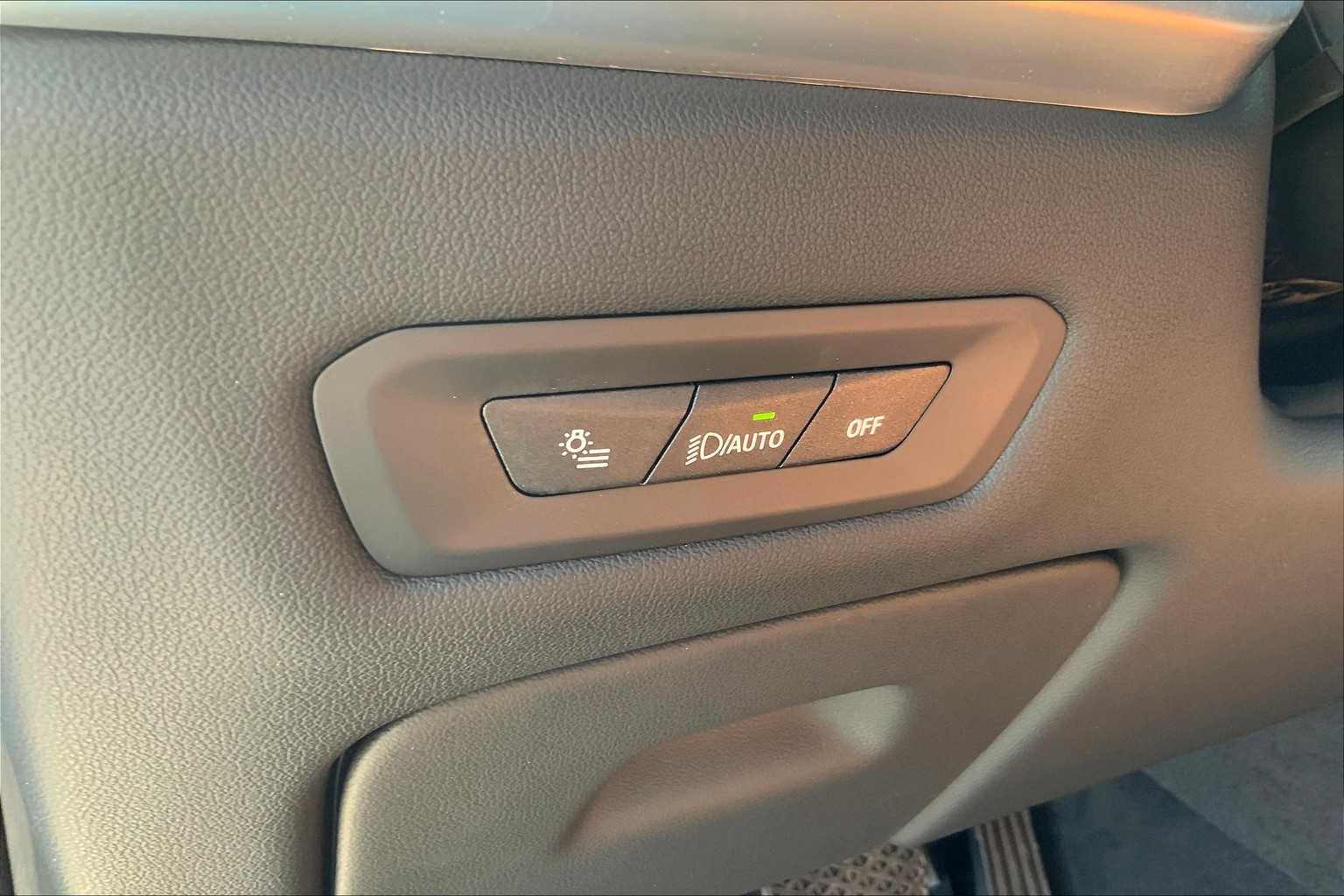 Vehicle image 16 of 19