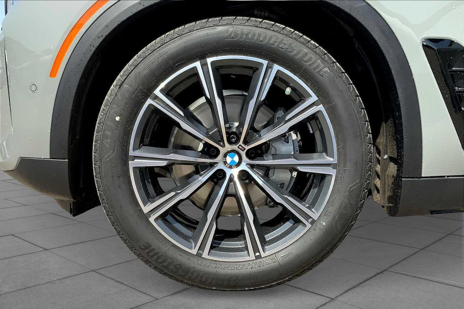 Vehicle image 12 of 19