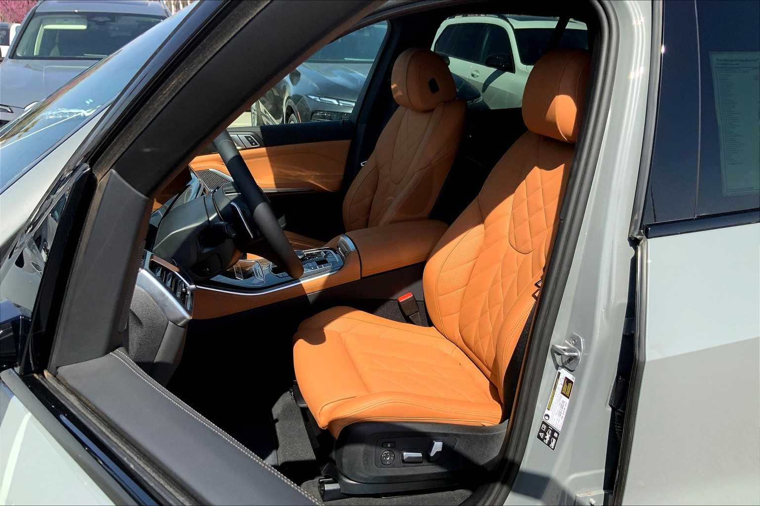 Vehicle image 10 of 19