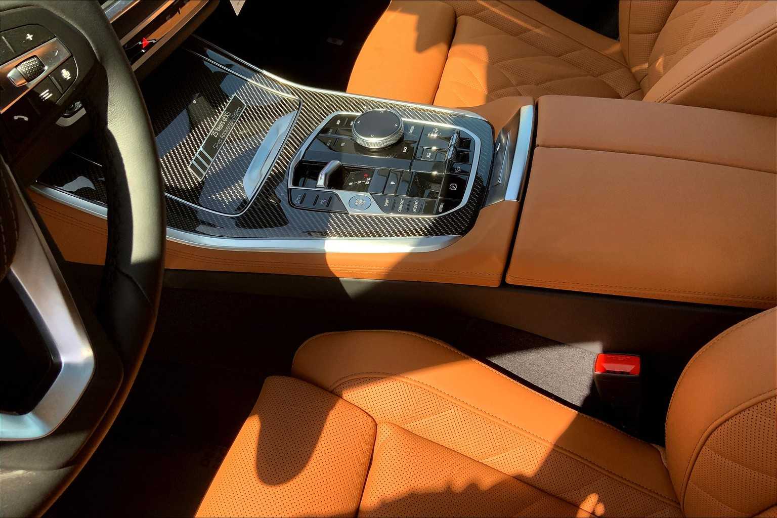 Vehicle image 8 of 19