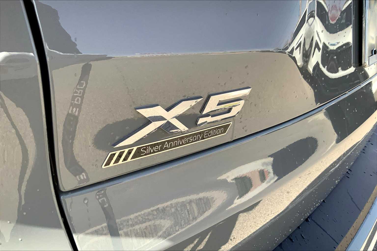 Vehicle image 15 of 19