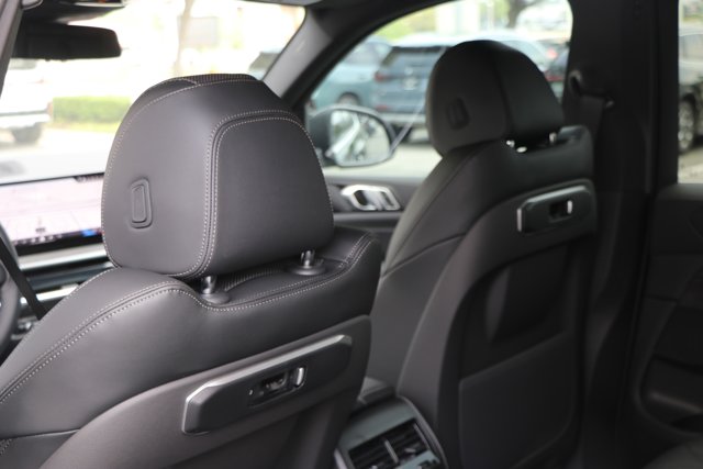 Vehicle image 33 of 38