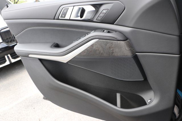 Vehicle image 25 of 38