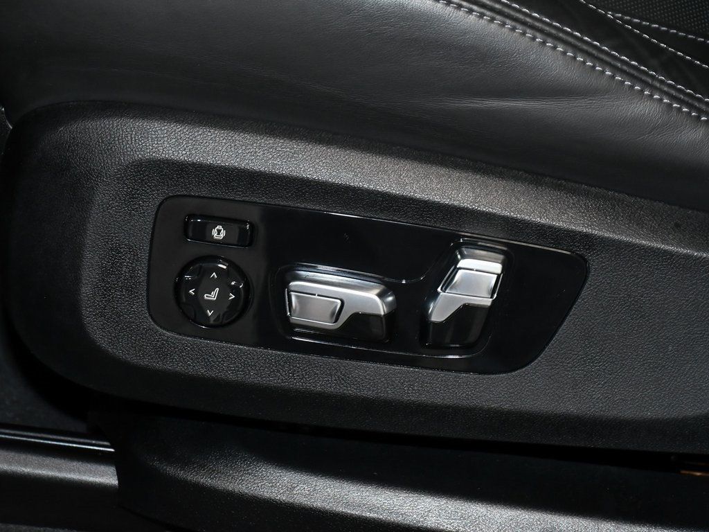 Vehicle image 70 of 100