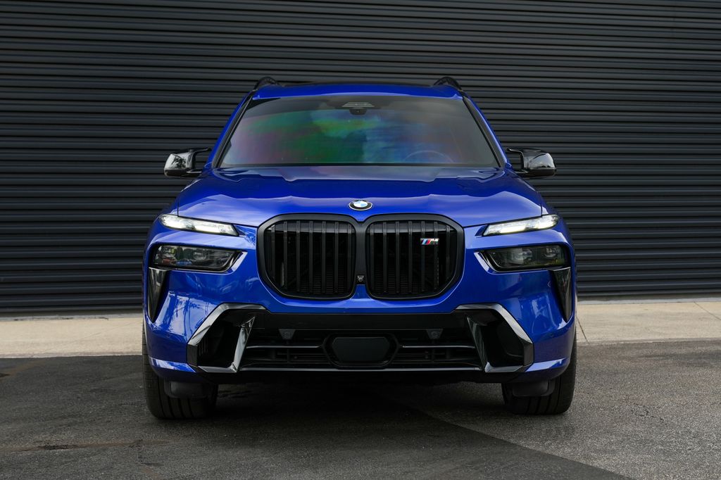 2025 BMW X7 M60i Image 2 of 41