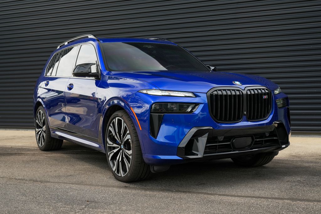 2025 BMW X7 M60i Image 3 of 41