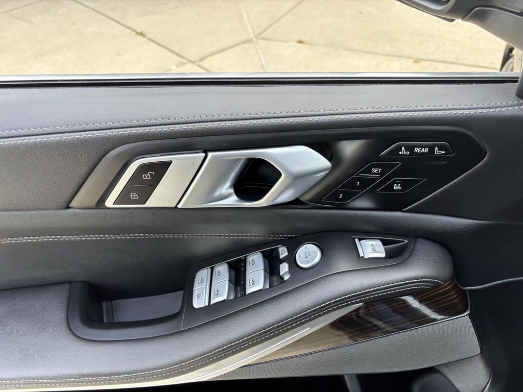 Vehicle image 27 of 32
