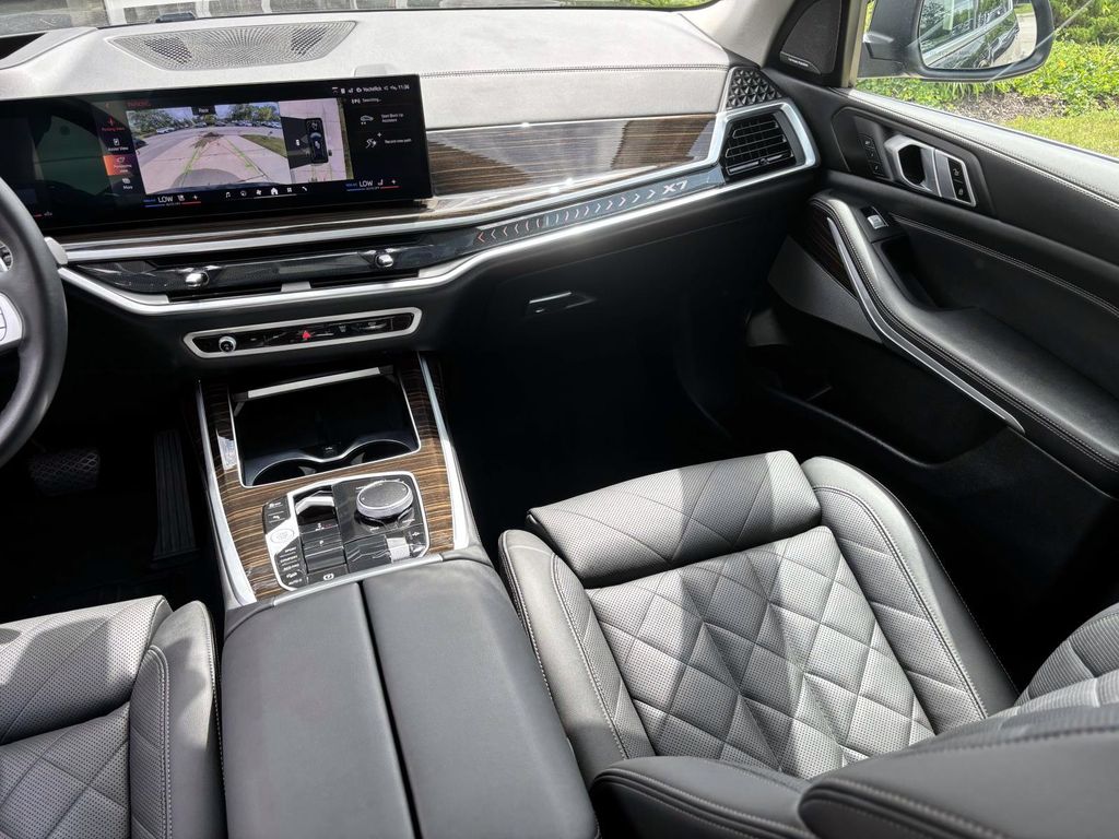 Vehicle image 29 of 32