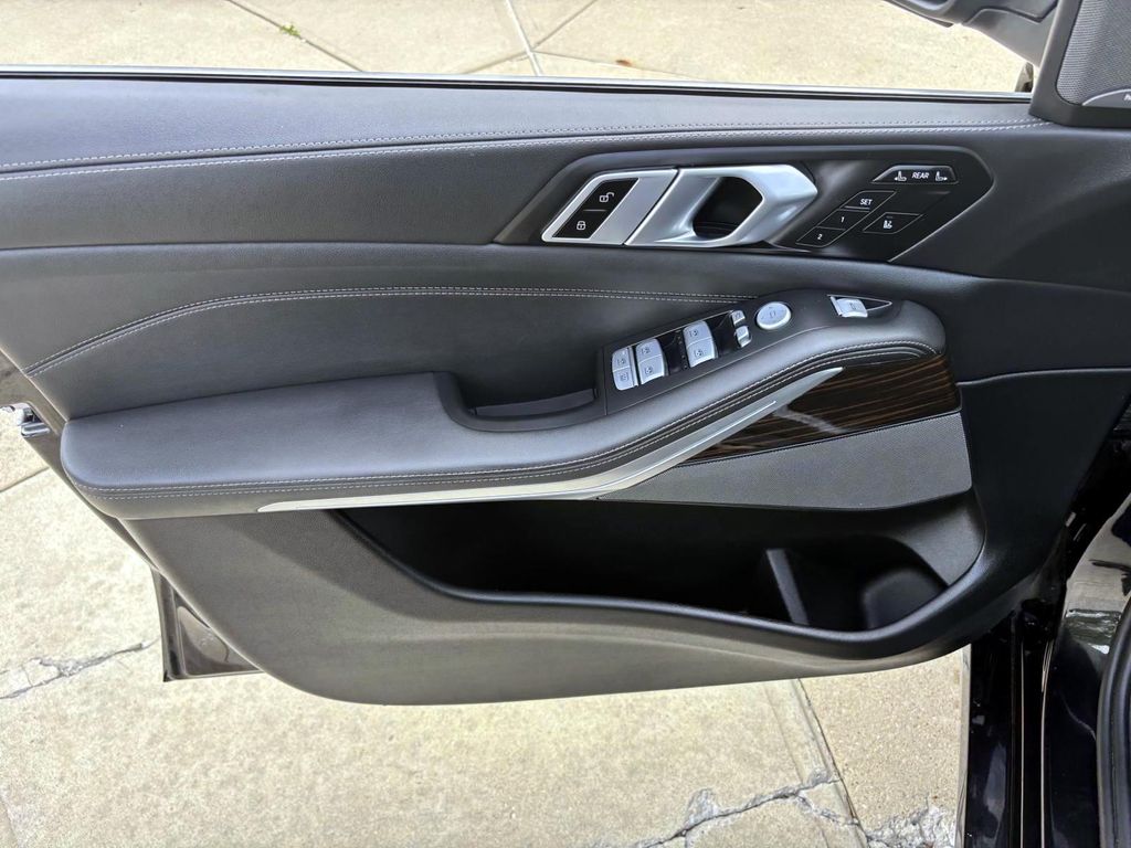 Vehicle image 26 of 32