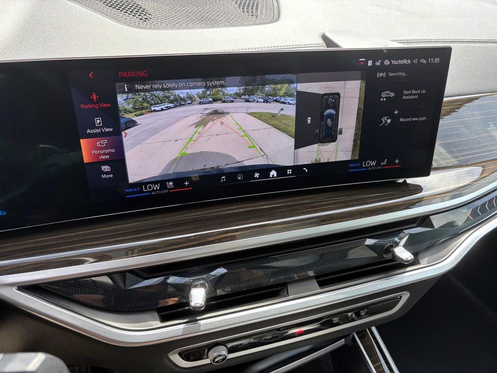 Vehicle image 21 of 32