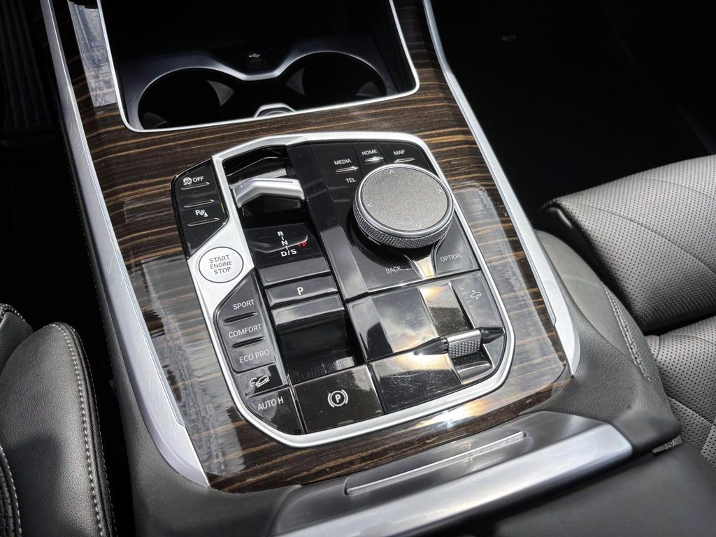 Vehicle image 25 of 32