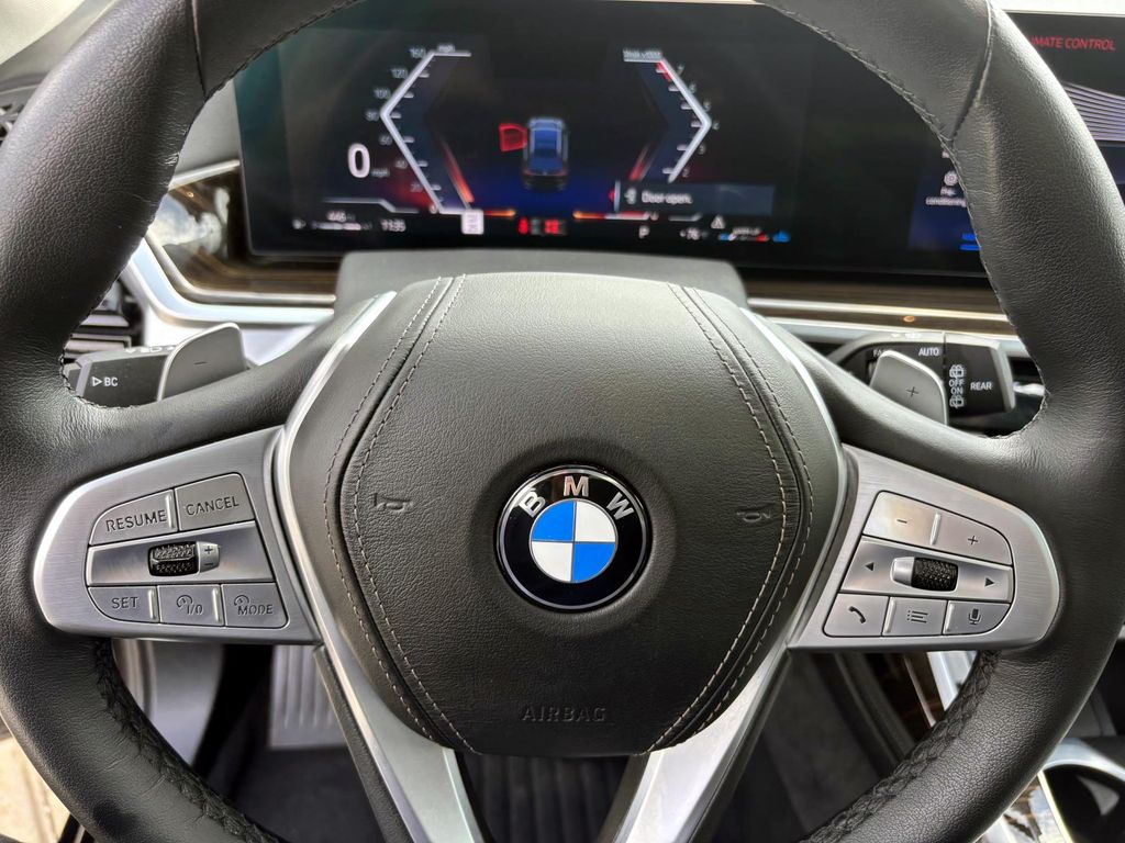 Vehicle image 17 of 32
