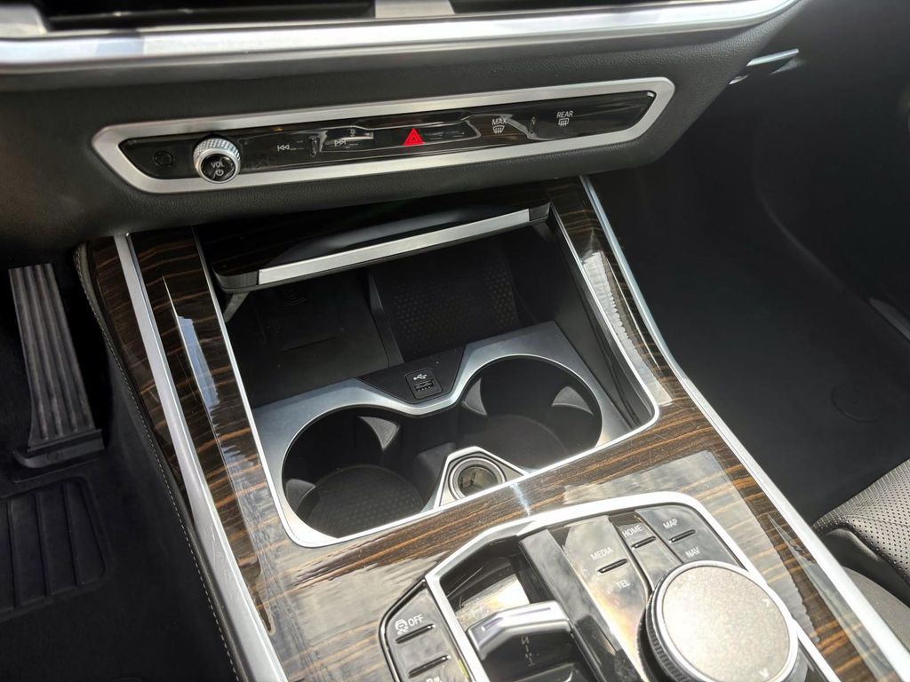Vehicle image 24 of 32