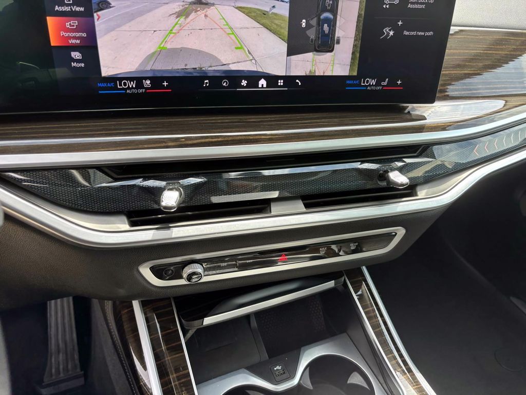 Vehicle image 22 of 32