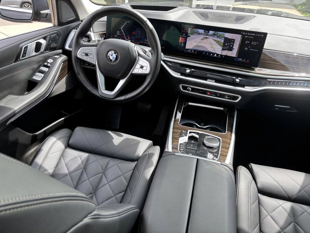 Vehicle image 13 of 32