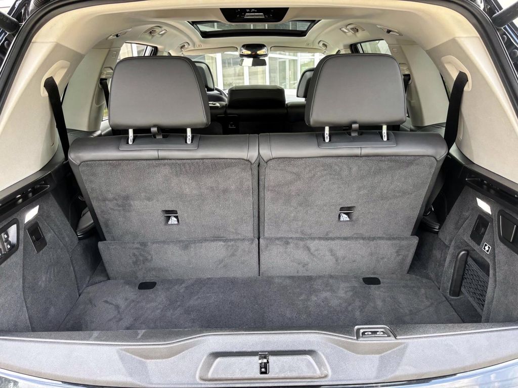 Vehicle image 10 of 32