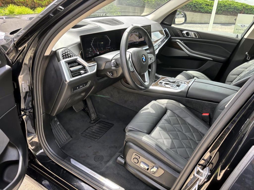 Vehicle image 16 of 32