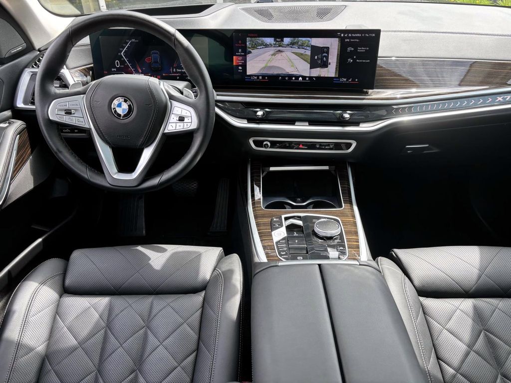 Vehicle image 14 of 32