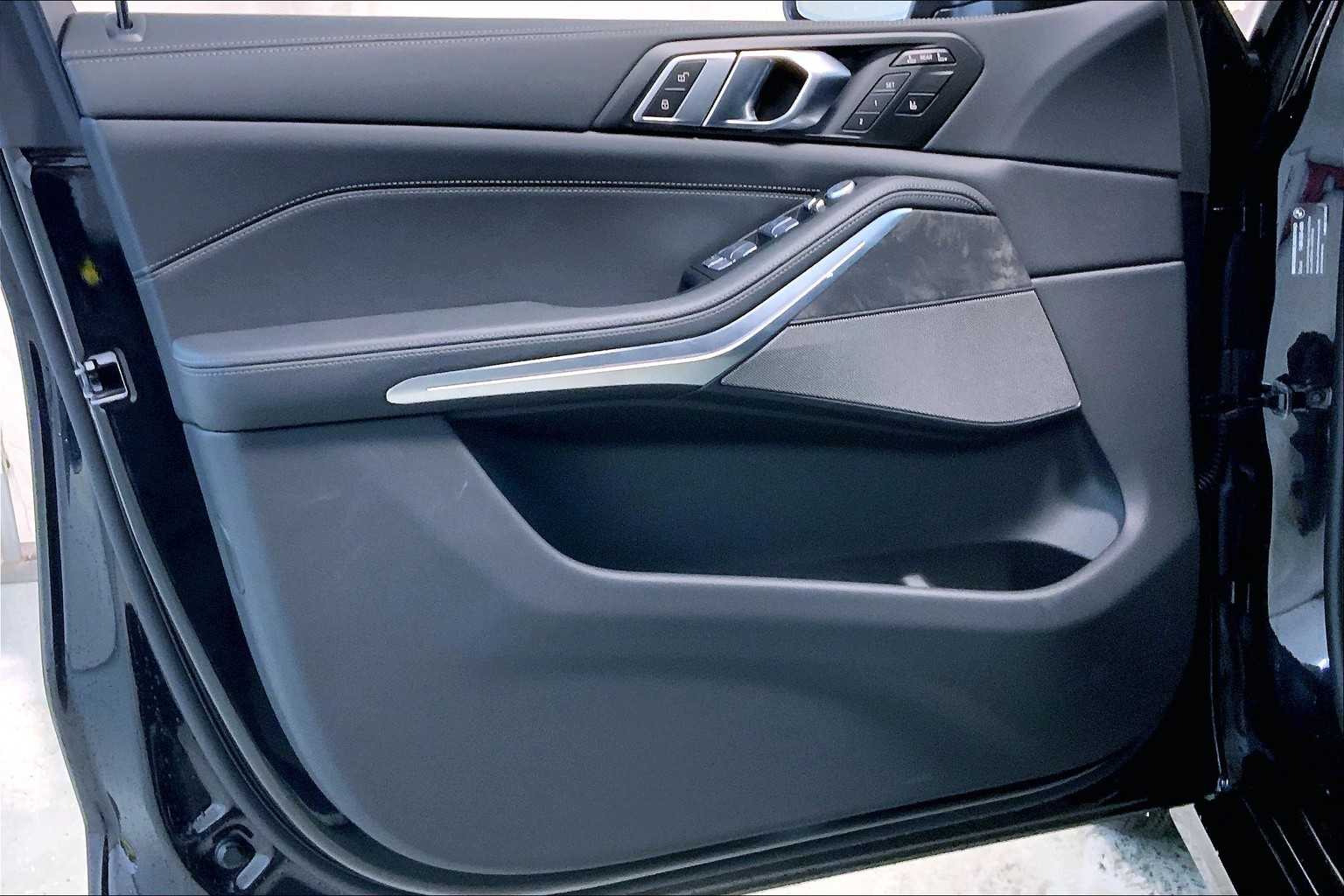 Vehicle image 11 of 22