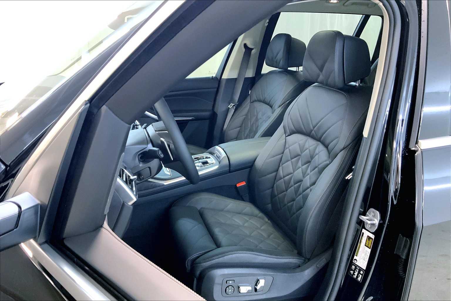 Vehicle image 10 of 22