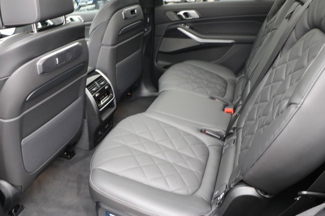 Vehicle image 33 of 37