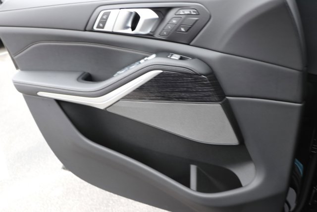 Vehicle image 25 of 37