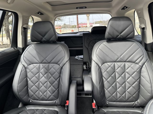 Vehicle image 32 of 37