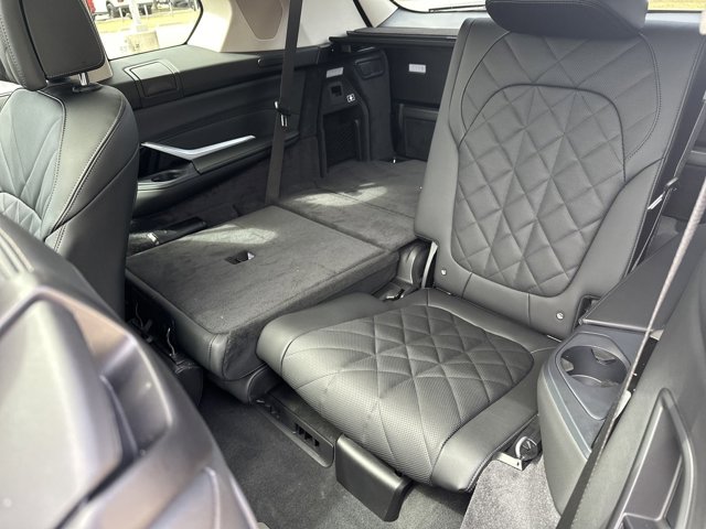 Vehicle image 33 of 37