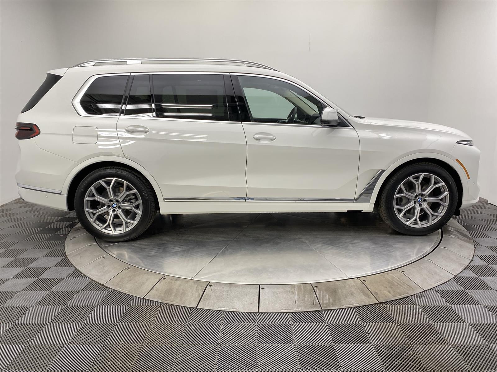 Vehicle image 9 of 31