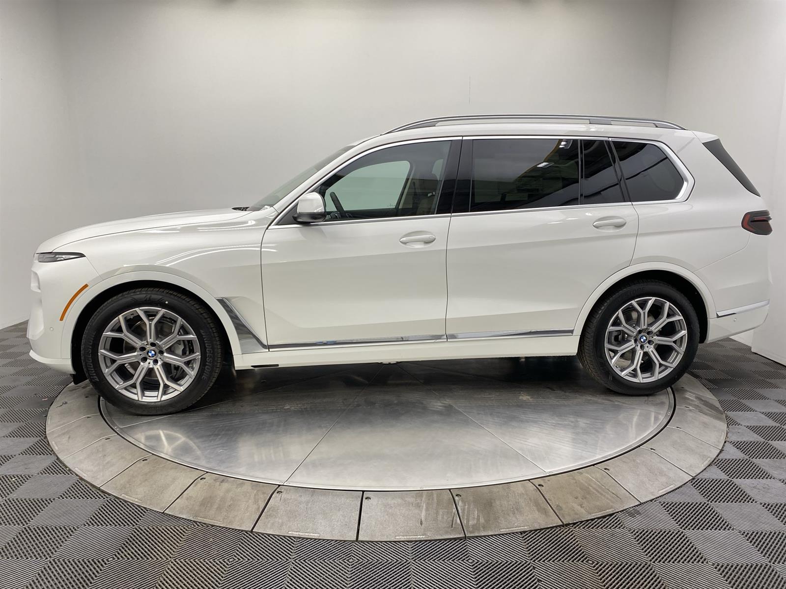 Vehicle image 16 of 31