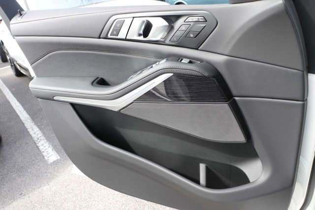 Vehicle image 25 of 38