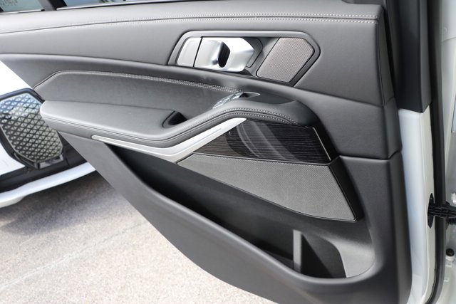 Vehicle image 32 of 38