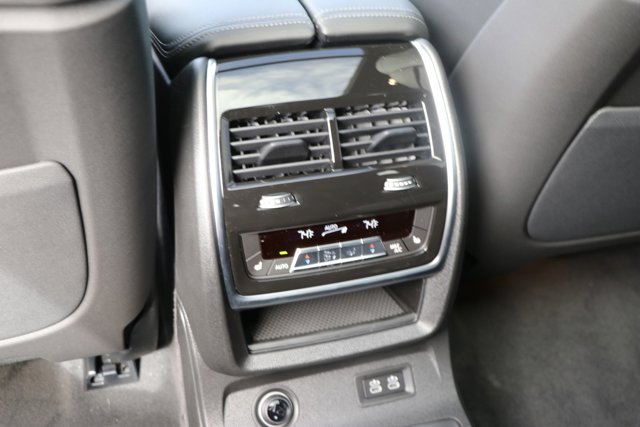 Vehicle image 31 of 38