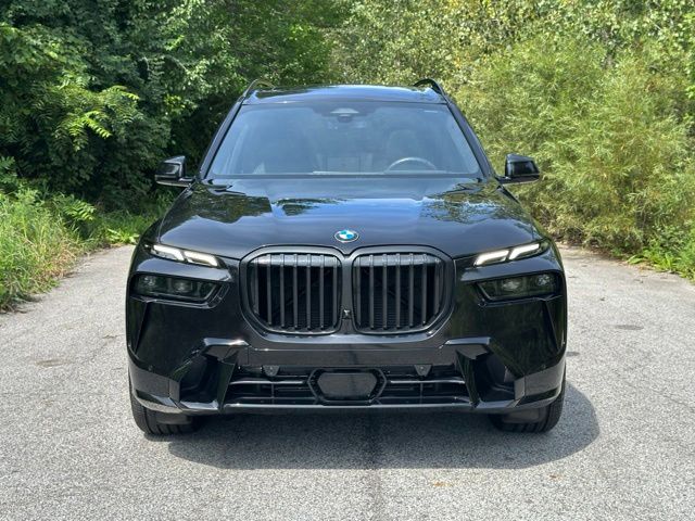 2025 BMW X7 xDrive40i Image 2 of 33