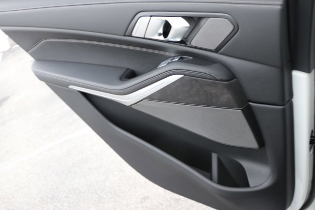 Vehicle image 32 of 38