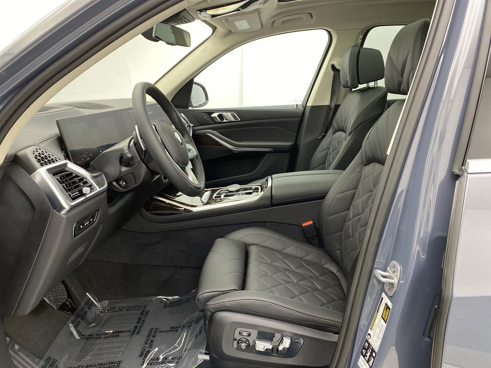Vehicle image 25 of 31
