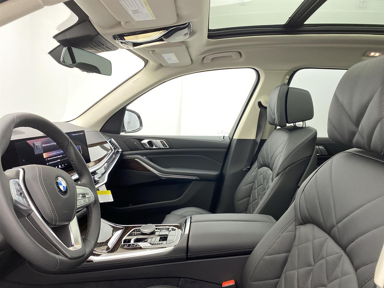 Vehicle image 24 of 31