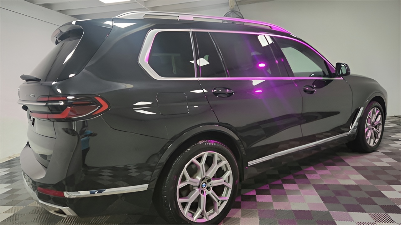 Vehicle image 33 of 36