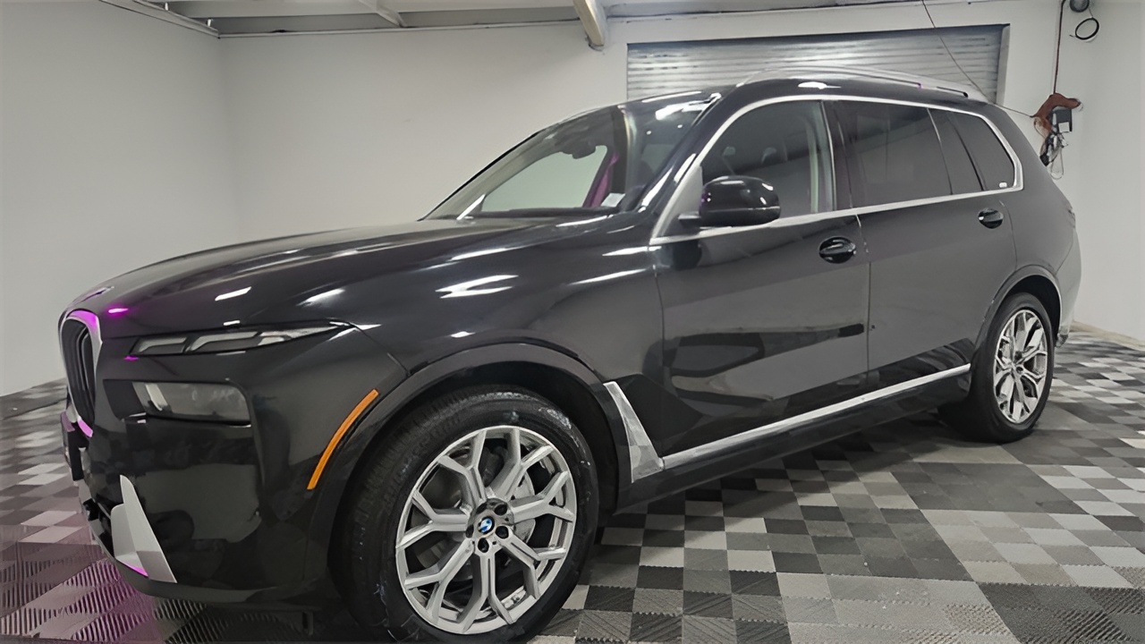 Vehicle image 27 of 36